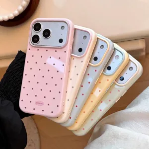 Gros plan de coques iPhone à pois pastel avec protection de l'appareil photo