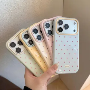 Cinq coques iPhone à pois pastel avec protection de caméra contrastée.