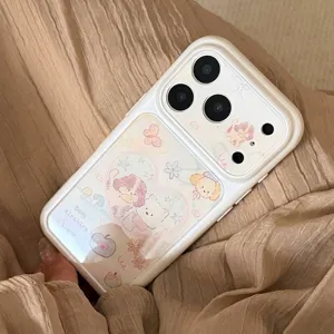 Primer plano detallado de una funda blanca para iPhone con lindas ilustraciones de perritos