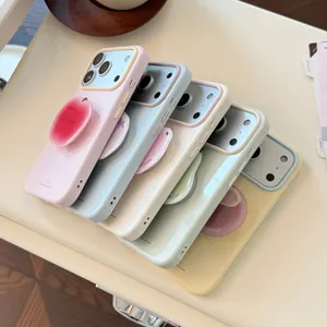 Série de coques iPhone pastel avec supports mignons en forme de fruits empilées avec soin