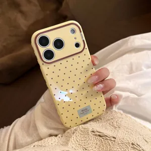 Coque iPhone minimaliste avec base jaune pâle et motif à pois marron contrastés