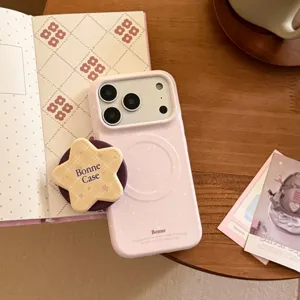 Détail d'une coque iPhone rose magnétique avec support étoile et motif vichy
