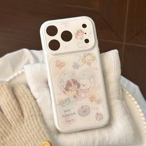 Vista detallada de la ilustración de perritos coloridos en una funda blanca iPhone