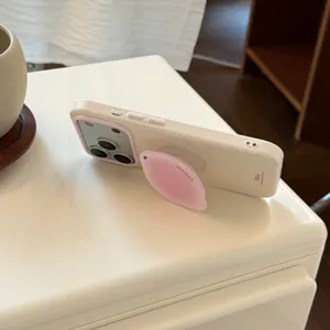 Vue détaillée d'une coque iPhone crème dotée d'un support en forme de citron rose.