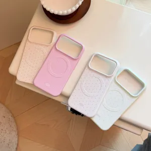 Quatre coques magnétiques pastel pour iPhone avec un motif à pois minimaliste.
