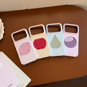 Détail montrant quatre coques iPhone magnétiques aux motifs de fruits en couleurs pastel