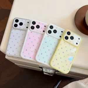 Vue détaillée de coques de téléphone pastel avec des strass étincelants