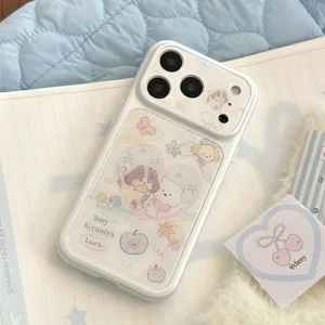 Primer plano del diseño de perritos en funda de iPhone crema con suaves colores pastel.