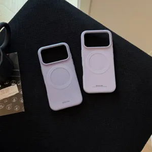 Coque magnétique mate lavande pour iPhone avec logo Bonne Case sur fond texturé noir.