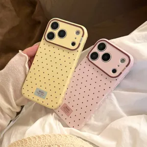 Deux jolies coques rétro en silicone à pois pour iPhone en jaune crème et rose.