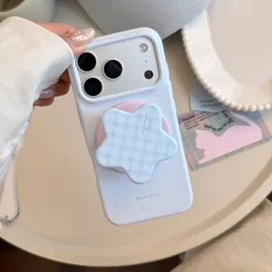 Gros plan d'une coque iPhone bleu frais dotée d'un support décoratif en forme d'étoile
