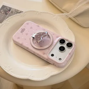 Λεπτομέρεια ροζ φλοράλ θήκης iPhone με διακοσμητική βάση δαχτυλίδι καρδιά σε πιάτο
