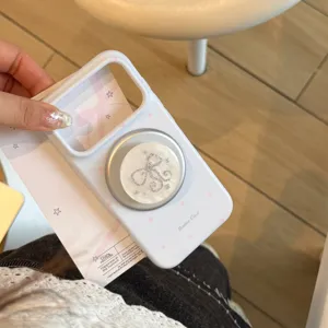 Detail van lichtblauwe iPhone-hoes met een glitterende parelmoer strik magnetische standaard