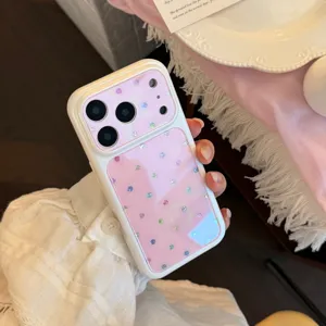 Vue détaillée de la coque iPhone rose avec pois irisés chatoyants et grande fenêtre de caméra
