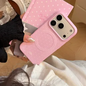 Détail rapproché d'une coque iPhone magnétique rose avec un joli motif à pois blancs