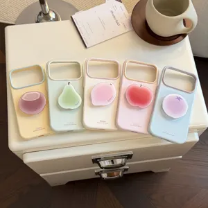 Gros plan sur des supports de coques de téléphone en forme de fruits pastel colorés