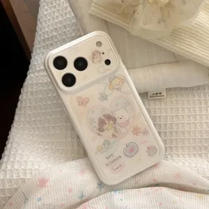 Vista detallada de una funda de iPhone crema con lindos motivos de perros y corazones coloridos