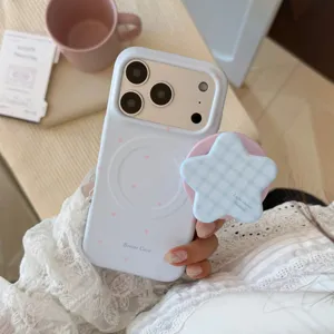 Vue détaillée de la coque iPhone magnétique bleu clair à motif étoiles avec support