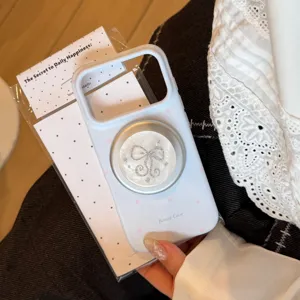 Close-up van lichtblauwe iPhone-hoes met parelmoer strik magnetische standaard.