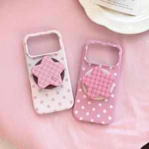 Détail de la coque iPhone à pois roses avec support pop-socket étoile