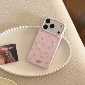 Κοντινό πλάνο ροζ φλοράλ θήκης iPhone με δακτύλιο MagSafe και λογότυπο Bonne