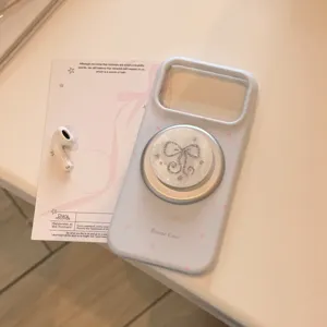 Detail van glinsterende strik magnetische pop-socket op een iPhone-hoesje met sterren