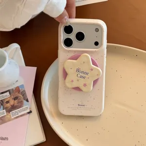 Vue détaillée d'une coque iPhone de style coréen avec finition crème et support en étoile.