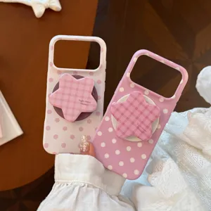 Détail de coques iPhone à pois roses avec support de téléphone en forme d'étoile
