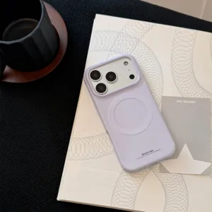 Gros plan détaillé d'une coque magnétique mate lavande avec finition soft-touch