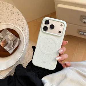 Détail en gros plan d'une coque iPhone magnétique vert menthe avec de jolis pois roses