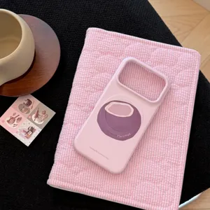 Détail d'une coque iPhone rose avec motif noix de coco violet et texte ambiance été