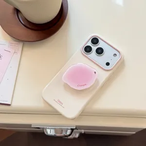 Gros plan d'une coque iPhone crème avec support Citron rose de style fruit