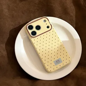 Coque de téléphone en silicone jaune crème avec pois marrons et protection d'objectif