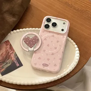 Κομψή ροζ φλοράλ θήκη iPhone με ασορτί βάση δαχτυλίδι καρδιά σε διακοσμητικό πιάτο
