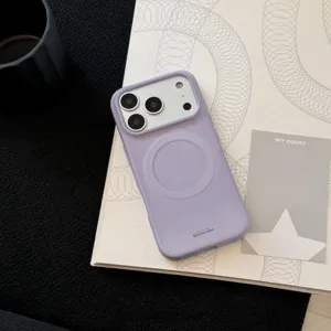 Détail d'une coque de téléphone magnétique violet mat minimaliste avec texture douce