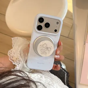 Witte iPhone-hoes met magnetische grip en detail van parelmoeren strikstandaard