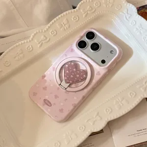 Λεπτομερής όψη ροζ φλοράλ θήκης iPhone με λειτουργική βάση δαχτυλίδι σε σχήμα καρδιάς