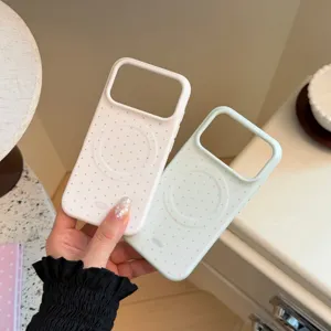 Vue détaillée du motif à pois et de l'anneau magnétique sur les coques iPhone
