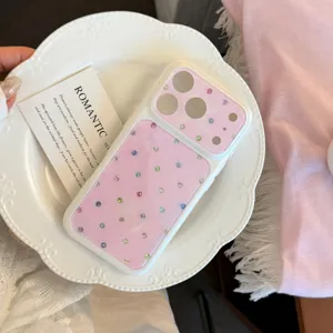 Vue détaillée d'une coque iPhone rose avec des pois en strass colorés sur une assiette