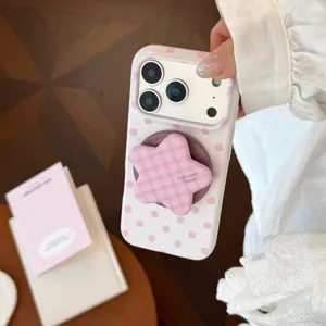 Vue détaillée d'une coque iPhone à pois roses avec un support mignon en forme d'étoile