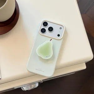 Gros plan sur une coque iPhone vert menthe avec support poire mignon