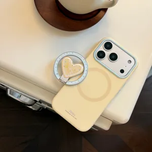 Vue détaillée d'une coque iPhone crème avec support magnétique cœur au motif citron.