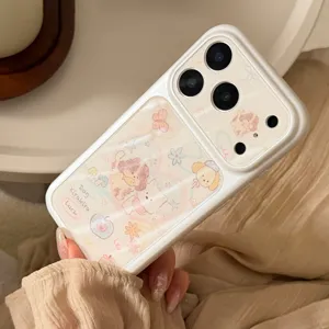 Primer plano de una funda de iPhone crema con lindos garabatos de perros hechos a mano