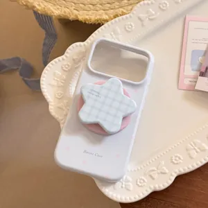 Vue détaillée d'une coque iPhone blanche avec un support en forme d'étoile à carreaux bleus.