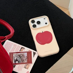 Vue détaillée d'une coque iPhone crème avec motif pomme rouge et texte
