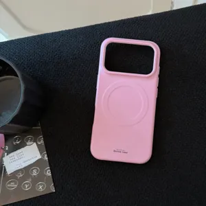 Vue détaillée d'une coque iPhone magnétique rose mate de qualité sur surface noire