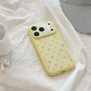 Gros plan d'une coque iPhone jaune pâle avec des points en strass colorés sur tissu