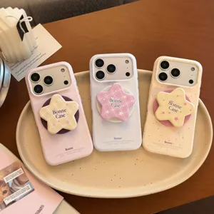 Gros plan de trois coques magnétiques iPhone style coréen avec motifs étoiles aux tons pastels