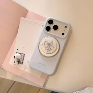 Elegant detail van de parelmoer strik magnetische standaard op een lichtblauw hoesje.