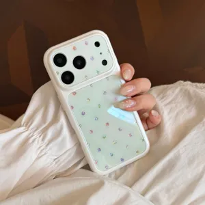 Vue détaillée d'une coque de téléphone vert menthe à pois pailletés colorés tenue en main.